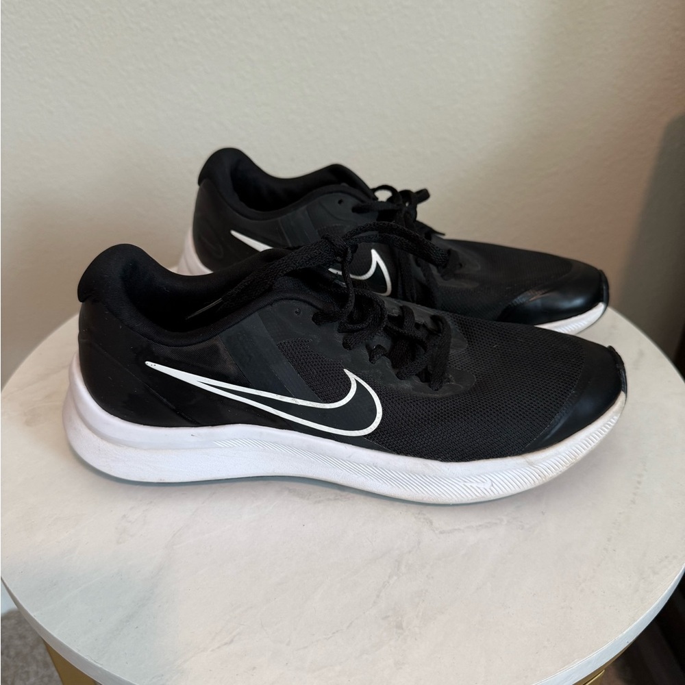 Nike Star Runner Women's Black and White Sneakers